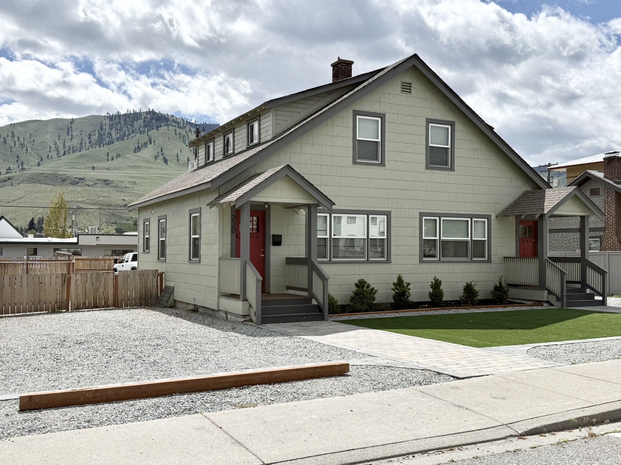 220 E Chelan Ave
